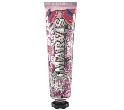 Kissing Rose Marvis